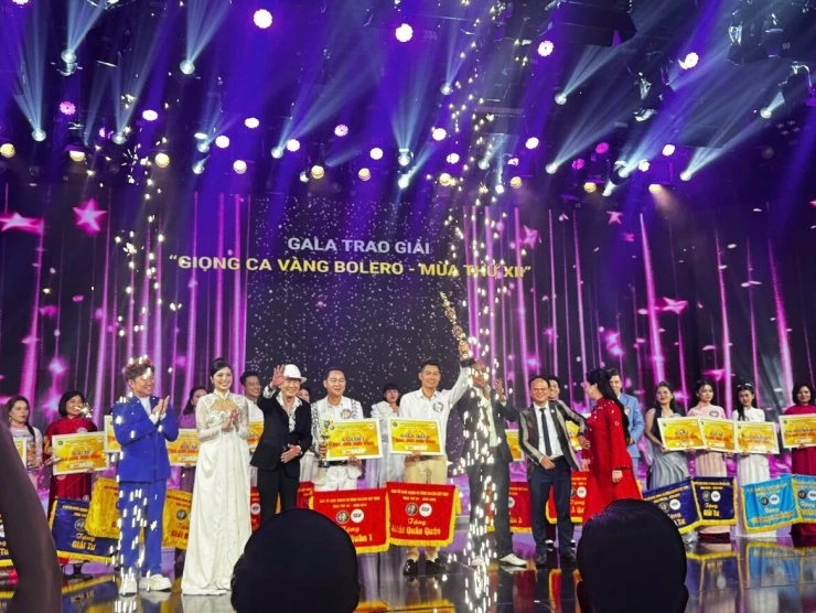 Quán quân Giọng ca vàng Bolero từng thi trượt đại học, đi xuất khẩu lao động