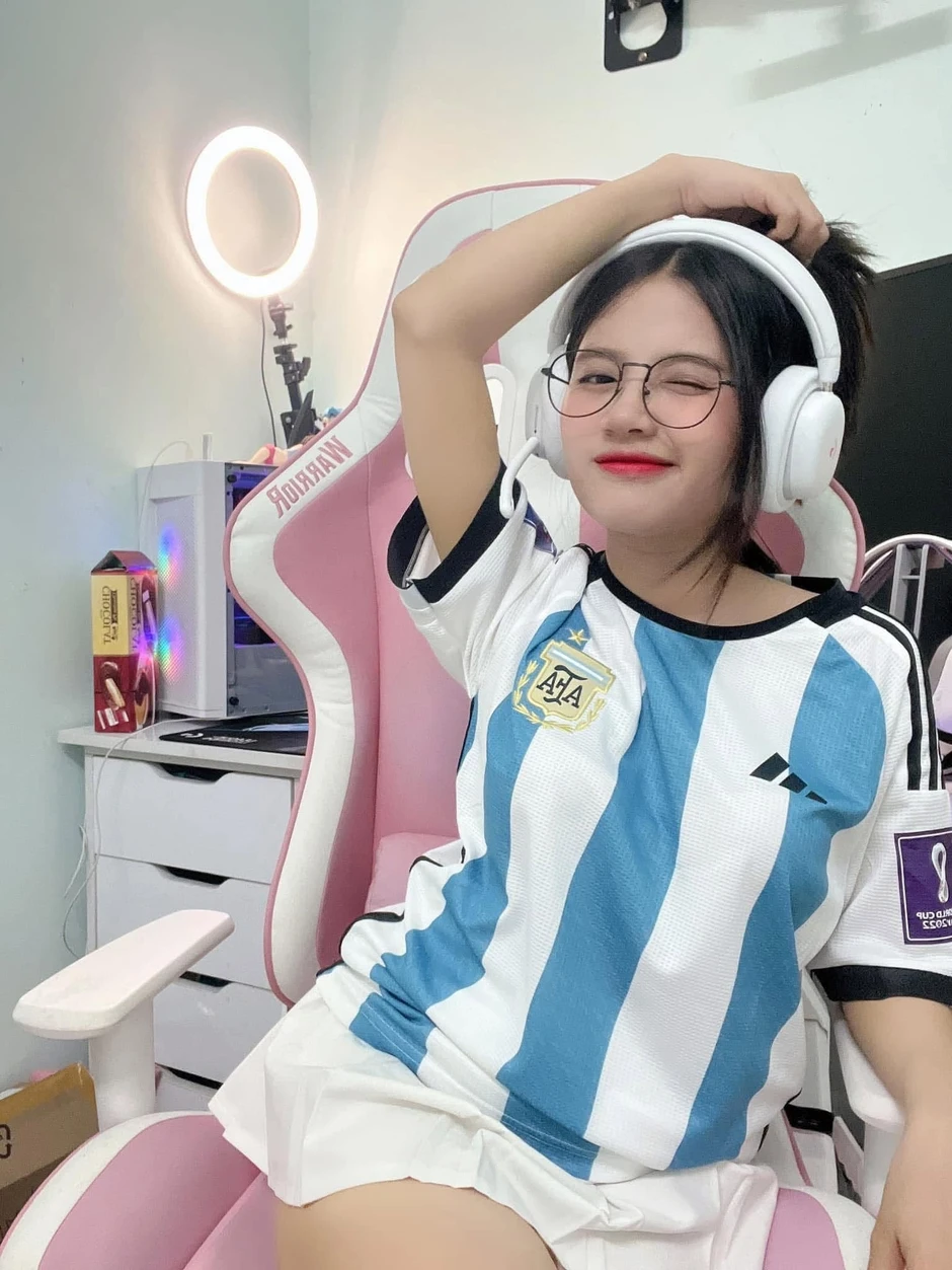 Quên đi những màn biến hình này, hình ảnh hiện tại của các hot streamer cực rạng rỡ!