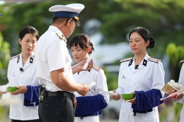 Quốc Trường, Minh Trang lộ thiếu sót trong Sao nhập ngũ Quốc Trường, Minh Trang lộ thiếu sót trong Sao nhập ngũ