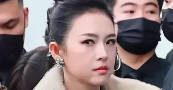 Quy tắc ngầm từ vụ Chương Tử Di lườm nguýt đàn em