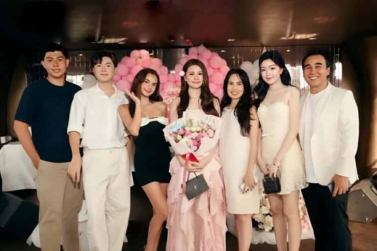 Quyền Linh làm tiệc trên du thuyền mừng sinh nhật con gái