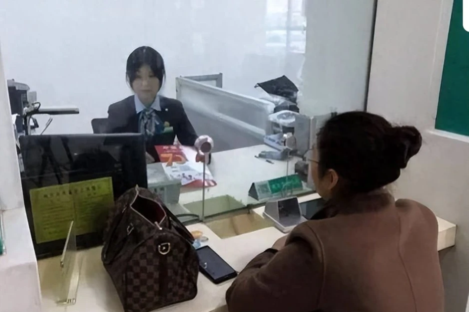 Ra ngân hàng xin rút 516 triệu đồng từ tài khoản của người chồng quá cố, người phụ nữ bị nhân viên từ chối: “Tài khoản đã bị huỷ, tiền cũng không còn” Ra ngân hàng xin rút 516 triệu đồng từ tài khoản của người chồng quá cố, người phụ nữ bị nhân viên từ chối: “Tài khoản đã bị huỷ, tiền cũng không còn”