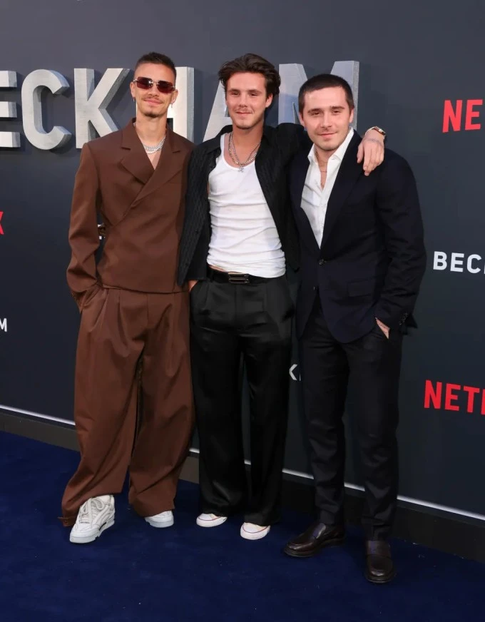 Romeo Beckham bế bổng bạn gái trong ảnh mừng ngày Quốc tế Phụ nữ