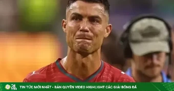 Ronaldo tặng ca sĩ nghiệp dư giày thi đấu