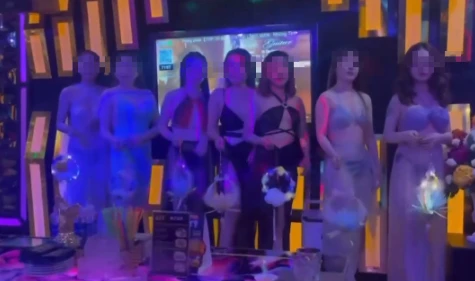 Rước đèn Trung Thu trong quán karaoke, video của nhóm hot girl khiến dân tình bức xúc