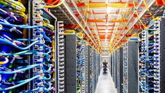 Sa thải 30.000 người, chi 200 tỷ USD nuôi tham vọng AI, Amazon có đang trở thành ‘quốc gia số’ sau 20 năm đầu tư cho điện toán đám mây?