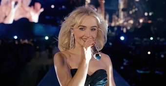 Sabrina Carpenter xin lỗi nhưng vẫn bị cả MXH “trộn gỏi” đến cùng