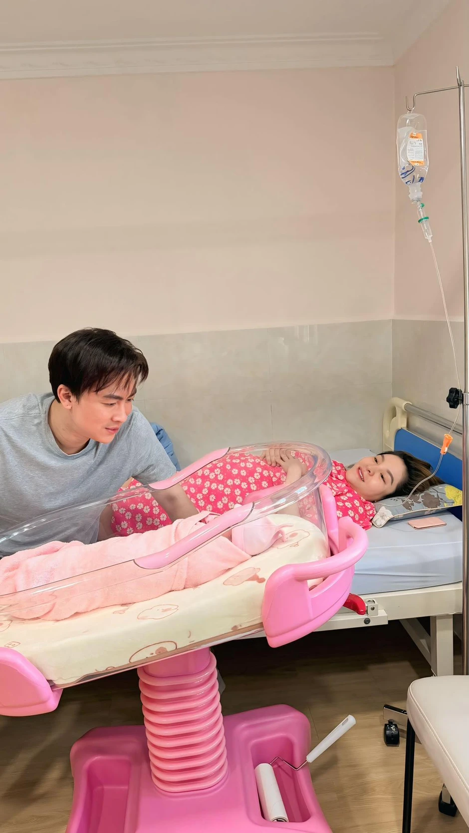 Saka Trương Tuyền sinh con với Hồ Việt Trung