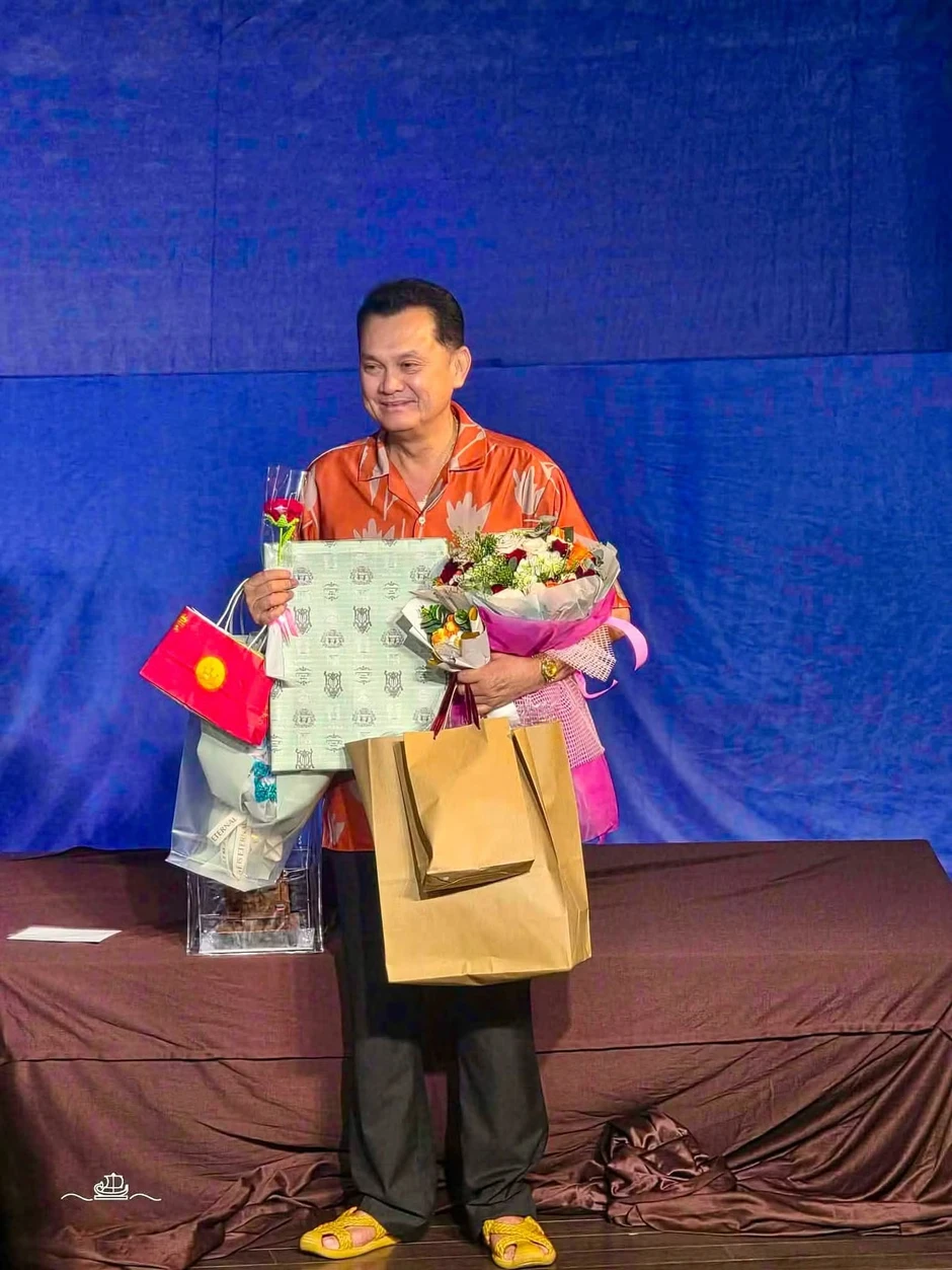 Sân khấu Thiên Đăng đóng cửa, NSƯT Thành Lộc và dàn nghệ sĩ khóc chia tay