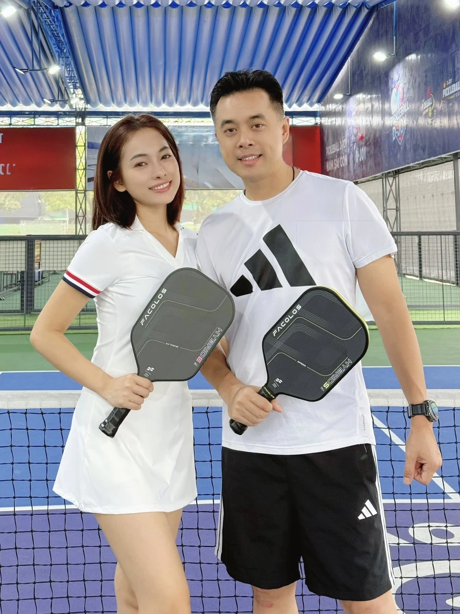 Sao nữ Việt gây tranh cãi vì mang bụng bầu sinh đôi vượt mặt đi đánh pickleball