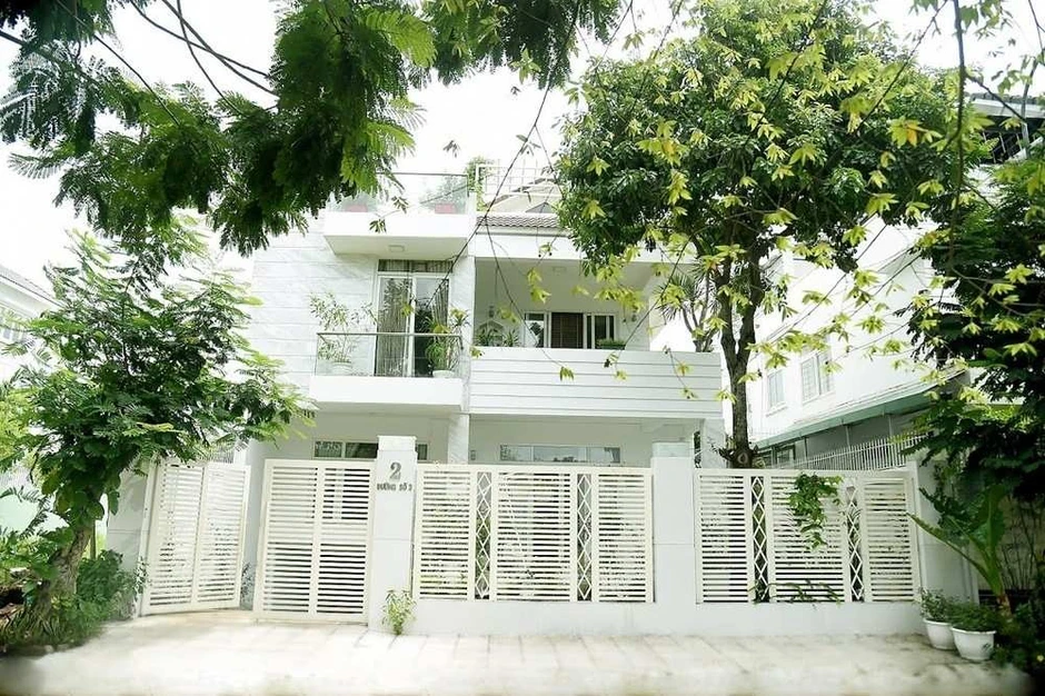 Sao Vbiz đợi đến 3h sáng để xin cháo thừa nay ở biệt thự triệu đô, gây tranh cãi khi chi 8 tỷ đồng mua 1 thứ cho con gái
