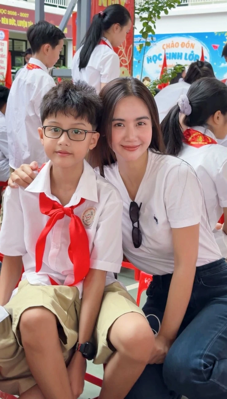 Sao Việt nô nức đưa con đi khai giảng năm học mới