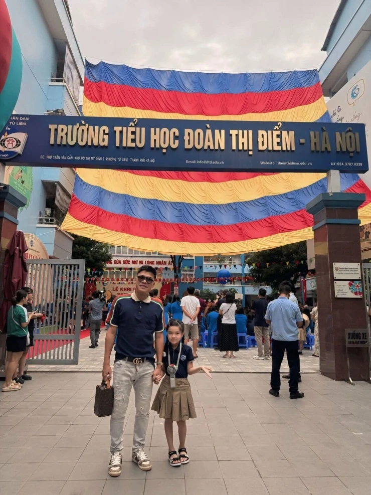 Sao Việt nô nức đưa con đi khai giảng năm học mới