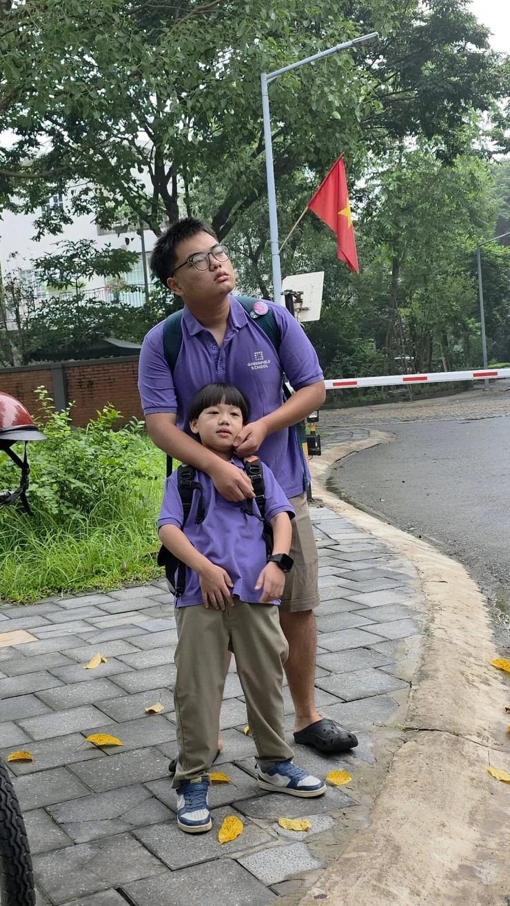 Sao Việt nô nức đưa con đi khai giảng năm học mới