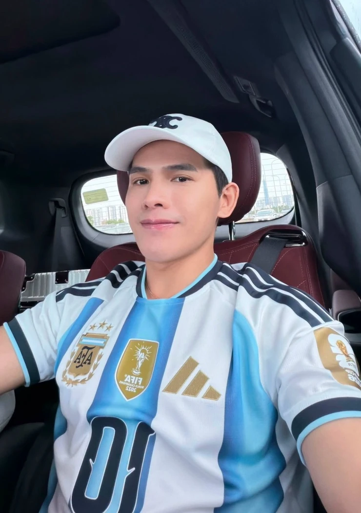 Sao Việt vỡ oà khi Messi và Argentina ngược dòng hạ Anh vào chung kết World Cup