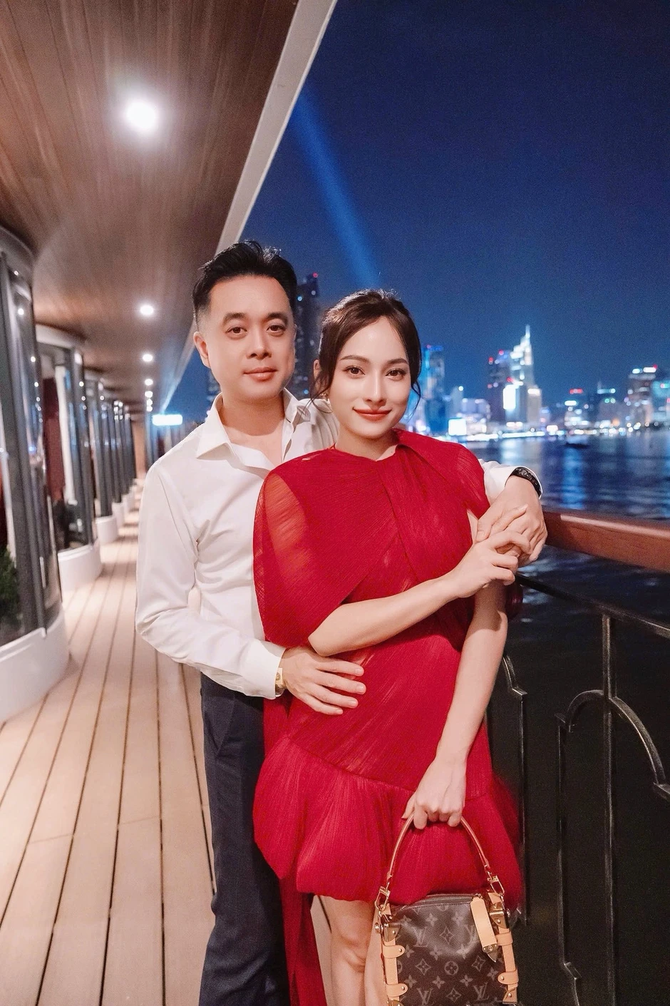 Sara Lưu - vợ Dương Khắc Linh mang thai song sinh lần 2 Sara Lưu - vợ Dương Khắc Linh mang thai song sinh lần 2