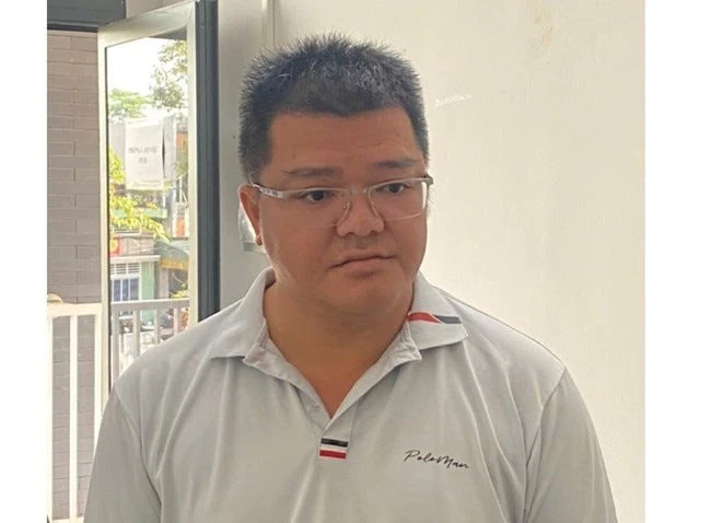 Sau khi chuyển hơn 500 triệu đồng tiền “phí thẩm định” để vay 10 tỷ, người đàn ông đến ngân hàng thì được báo: “Không có hồ sơ vay nào mang tên anh” Sau khi chuyển hơn 500 triệu đồng tiền “phí thẩm định” để vay 10 tỷ, người đàn ông đến ngân hàng thì được báo: “Không có hồ sơ vay nào mang tên anh”