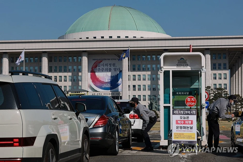 Seoul những ngày này: Biển người tràn xuống tàu điện ngầm, xe buýt cũng chật cứng sau lệnh cấm xe theo biển số chẵn lẻ
