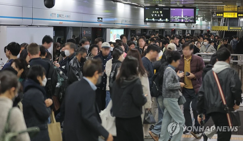 Seoul những ngày này: Biển người tràn xuống tàu điện ngầm, xe buýt cũng chật cứng sau lệnh cấm xe theo biển số chẵn lẻ
