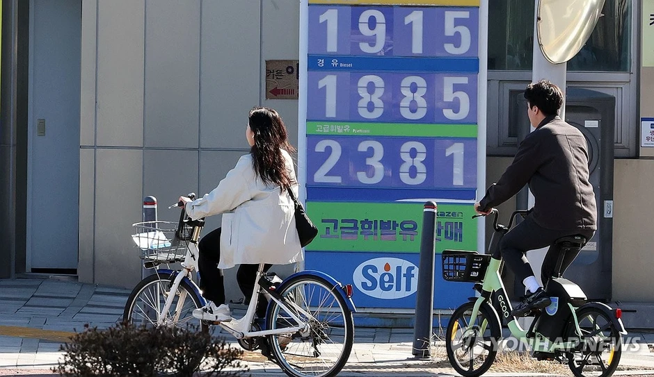 Seoul những ngày này: Biển người tràn xuống tàu điện ngầm, xe buýt cũng chật cứng sau lệnh cấm xe theo biển số chẵn lẻ