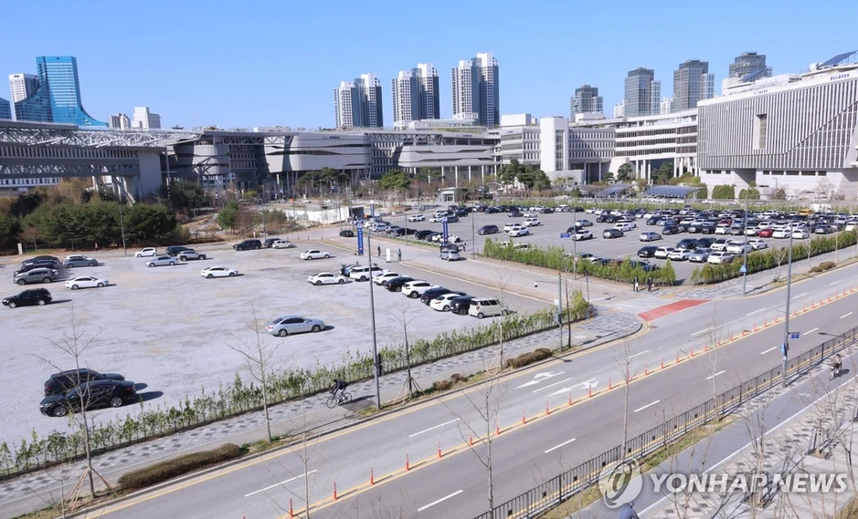 Seoul những ngày này: Biển người tràn xuống tàu điện ngầm, xe buýt cũng chật cứng sau lệnh cấm xe theo biển số chẵn lẻ
