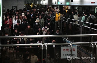 Seoul những ngày này: Biển người tràn xuống tàu điện ngầm, xe buýt cũng chật cứng sau lệnh cấm xe theo biển số chẵn lẻ