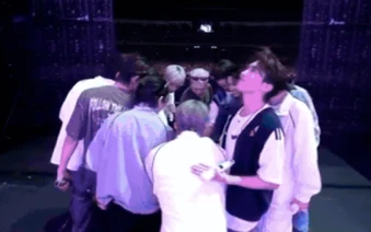 SEVENTEEN tái ký lần 2, được gọi là "điều kì diệu của showbiz"