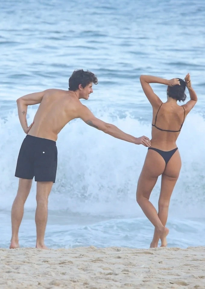 Shawn Mendes âu yếm bạn gái mới trên bãi biển