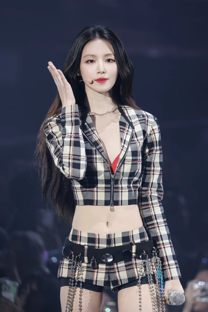 Shuhua đẹp siêu thực như "ma cà rồng chuyển thế" nhưng mãi bị chê vì hát dở