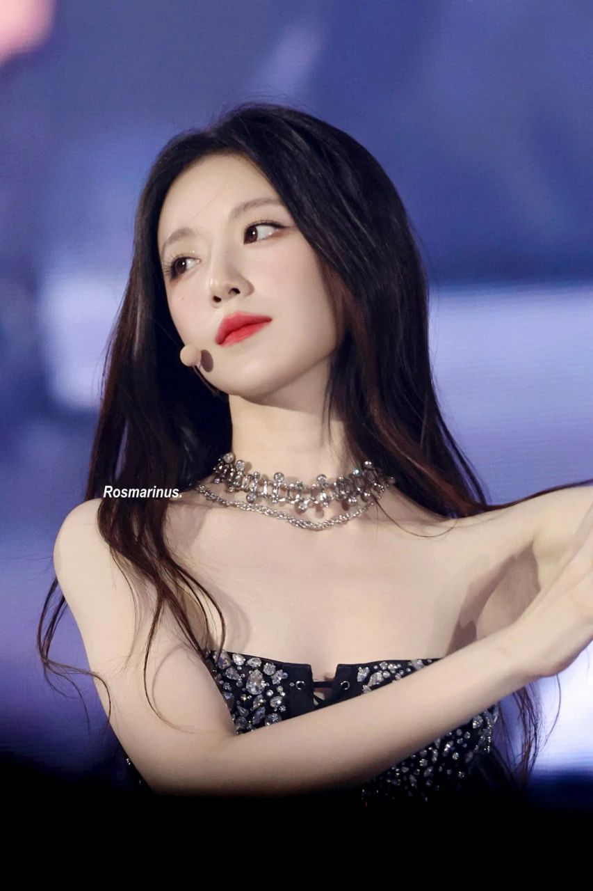 Shuhua đẹp siêu thực như "ma cà rồng chuyển thế" nhưng mãi bị chê vì hát dở