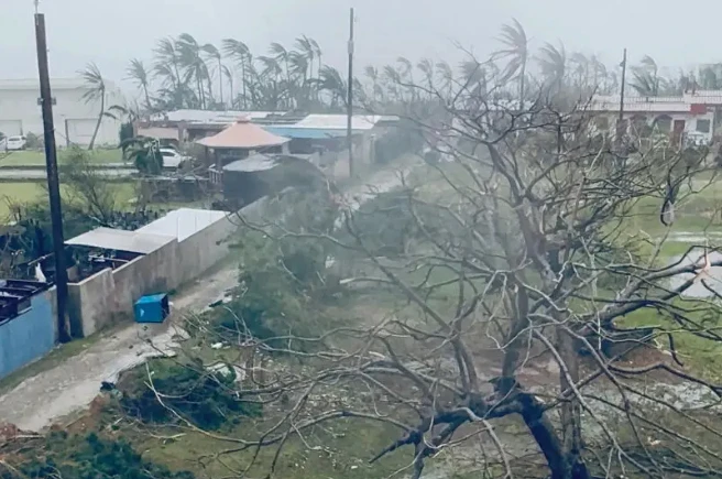Siêu bão mạnh nhất hành tinh Sinlaku gây thiệt hại diện rộng: Lật úp ô tô, bật gốc cây cối và thổi bay nhiều mái nhà