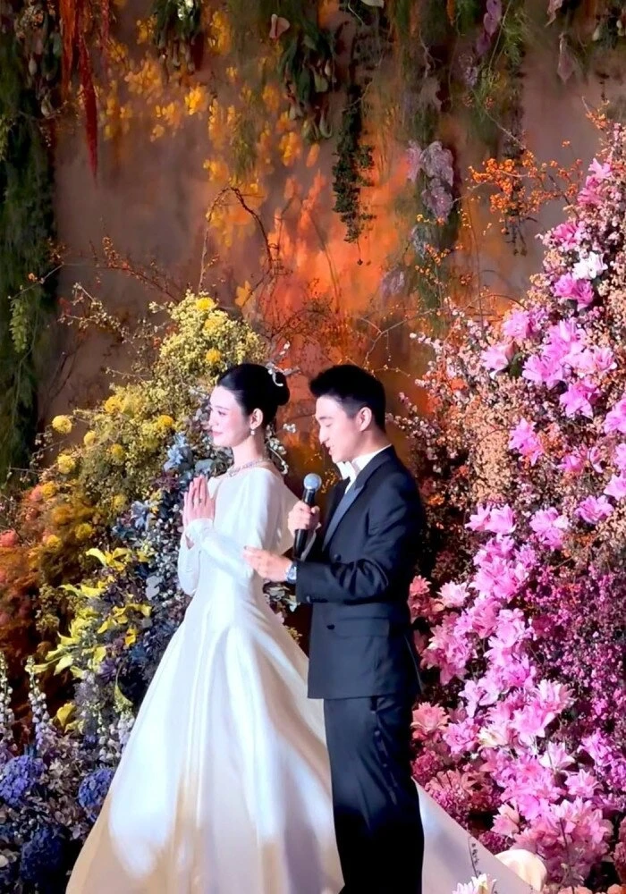 Siêu mẫu Hề Mộng Dao đeo vàng trĩu cổ trong lễ cưới với chồng đại gia