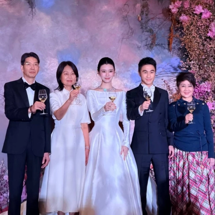 Siêu mẫu Hề Mộng Dao đeo vàng trĩu cổ trong lễ cưới với chồng đại gia