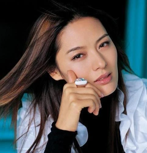 Siêu mẫu ly dị tổng đạo diễn đài quốc gia vì bị "cắm sừng", giờ thành nữ đại gia trồng nấm đáng giá 3.600 tỷ đồng