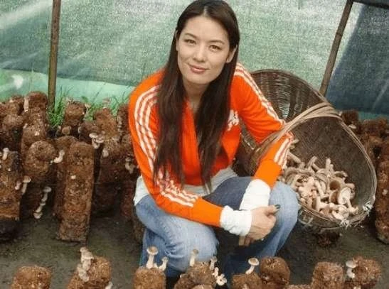 Siêu mẫu ly dị tổng đạo diễn đài quốc gia vì bị "cắm sừng", giờ thành nữ đại gia trồng nấm đáng giá 3.600 tỷ đồng