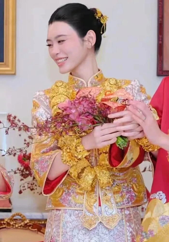 Siêu mẫu nội y Hề Mộng Dao đeo vàng trĩu cổ trong lễ cưới với chồng đại gia Siêu mẫu nội y Hề Mộng Dao đeo vàng trĩu cổ trong lễ cưới với chồng đại gia