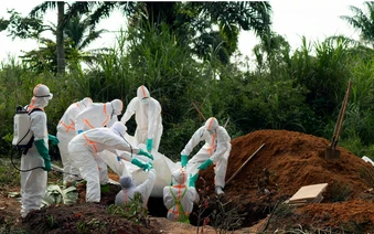 Số người chết trong đợt bùng phát dịch Ebola chủng hiếm tiếp tục tăng mạnh lên 118, người dân căng mình ứng phó dịch lan rộng