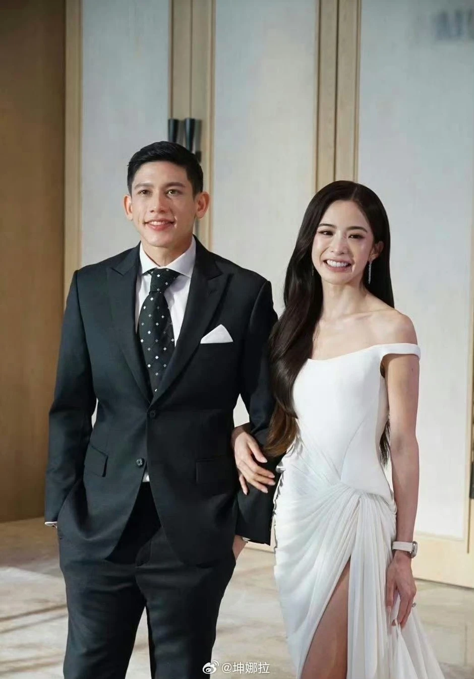 Sốc nặng: Chồng thiếu gia hào môn của minh tinh đình đám bị tố xâm hại em trai, đến phim cũng không dám viết kịch bản này Sốc nặng: Chồng thiếu gia hào môn của minh tinh đình đám bị tố xâm hại em trai, đến phim cũng không dám viết kịch bản này