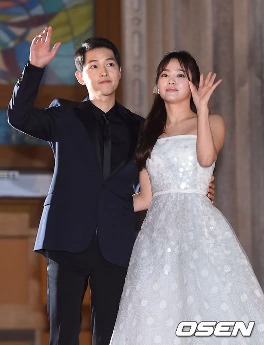 Song Hye Kyo thân mật bên người đàn ông đặc biệt, còn liên quan tới Song Joong Ki mới khét lẹt