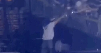Sự cố kinh hoàng: Gãy rào chắn khán đài khiến nhiều người rơi từ trên cao xuống tại concert của Super Junior