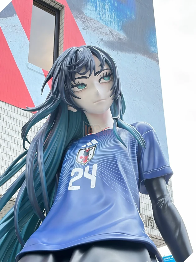 Sức nóng World Cup tại Tokyo: "Quái vật nhạc số" Ado hóa tượng thần may mắn, tiếp lửa cho đội tuyển Nhật Bản
