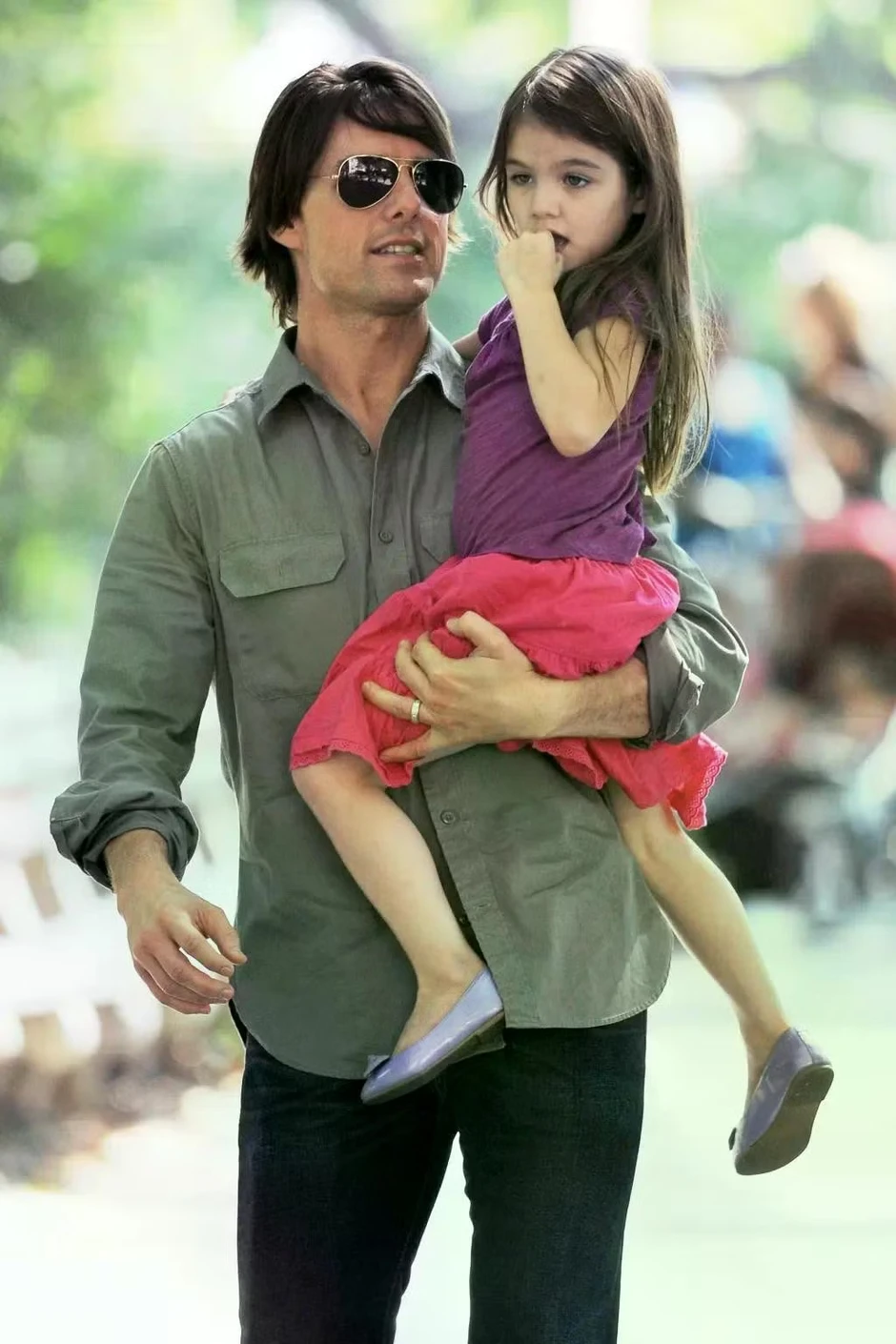 Suri chính thức bỏ họ Tom Cruise Suri chính thức bỏ họ Tom Cruise