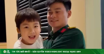 Tan chảy clip con trai Hòa Minzy thăm Đại úy Văn Cương, quấn quýt không rời