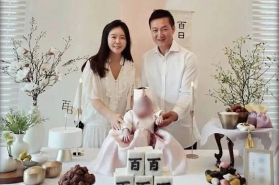 Tang lễ diễn viên đột tử bỏ lại con thơ 3 tuổi: Vợ suy sụp không ăn uống, dàn sao gửi vòng hoa chia buồn Tang lễ diễn viên đột tử bỏ lại con thơ 3 tuổi: Vợ suy sụp không ăn uống, dàn sao gửi vòng hoa chia buồn