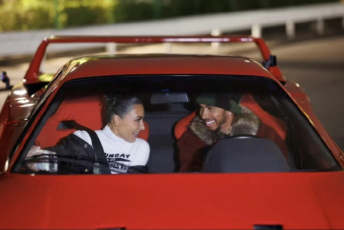 Tay đua Lewis Hamilton công khai yêu đương Kim "siêu vòng ba"