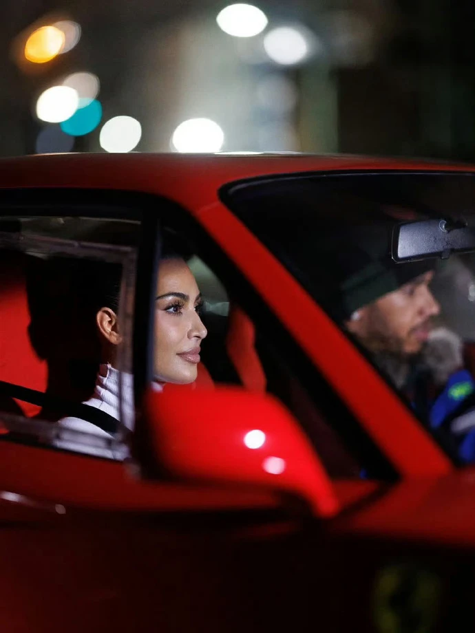 Tay đua Lewis Hamilton công khai yêu đương Kim "siêu vòng ba"