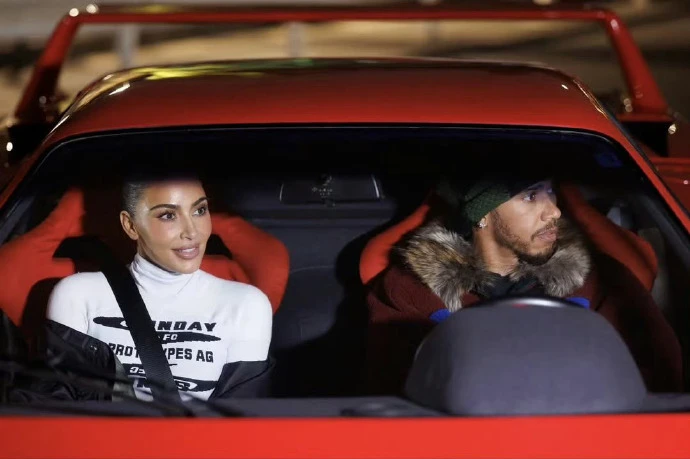 Tay đua Lewis Hamilton công khai yêu đương Kim "siêu vòng ba"
