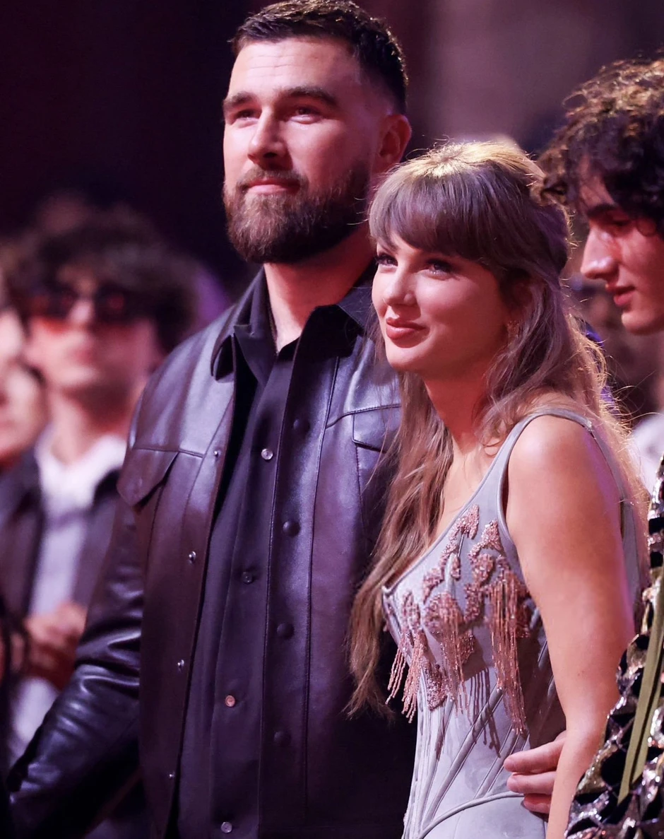 Taylor Swift lần đầu đưa vị hôn phu đến lễ trao giải âm nhạc