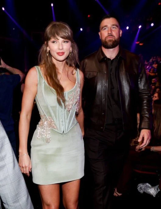 Taylor Swift lần đầu đưa vị hôn phu đến lễ trao giải âm nhạc