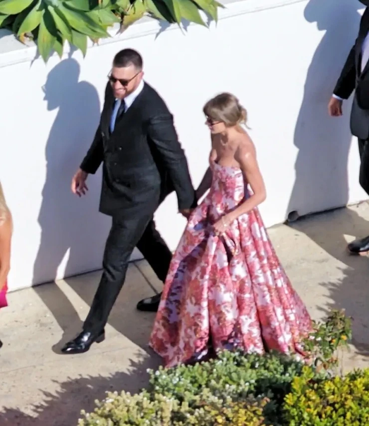 Taylor Swift và chồng mới cưới tay trong tay dự hôn lễ bạn thân